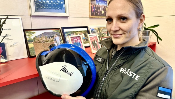 Komandopealik Mari Plaado hoiab käes oma päästjate võistluskiivrit. Võistlused on teda viinud isegi Indiasse, Londonisse, Austriasse ja Poolasse, rääkimata Lätist-Leedust, kõik kohad ei tule meeldegi. Teada on, et Mari Plaado vanavanavanaisa oli vabatahtlike tuletõrjujate komando salgajuht. FOTO: Kalev Annom